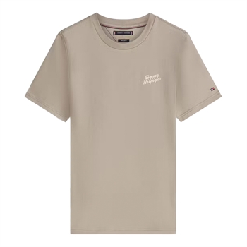Pæn t-shirt i beige khaki farve med print på ryggen fra Tommy Hilfiger
