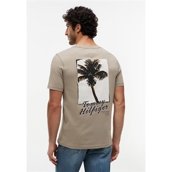 Pæn t-shirt i beige khaki farve med print på ryggen fra Tommy Hilfiger