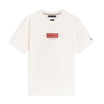 Moderne beige t-shirt med logo fra Tommy Hilfiger