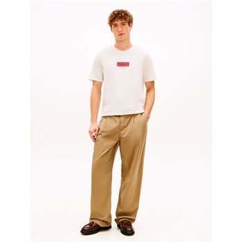 Moderne beige t-shirt med logo fra Tommy Hilfiger