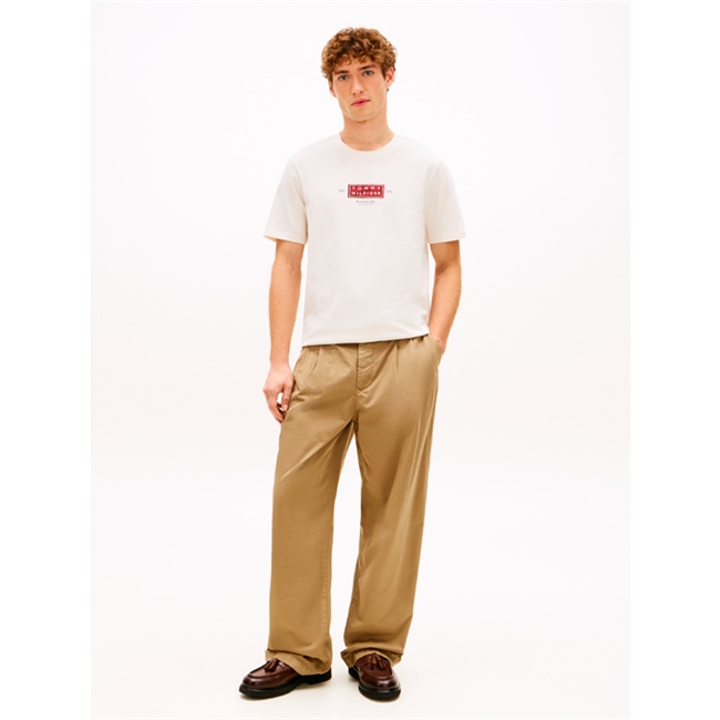 Moderne beige t-shirt med logo fra Tommy Hilfiger