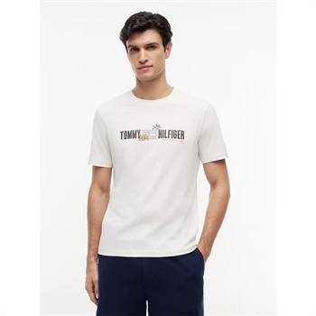 Stilren sommerlig t-shirt i beige med logo fra Tommy Hilfiger