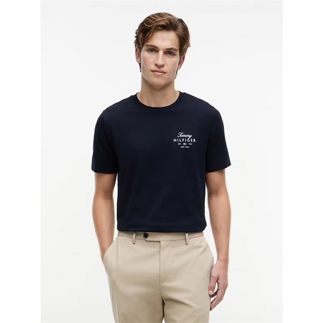 Pæn mørkeblå t-shirt med logo fra Tommy Hilfiger