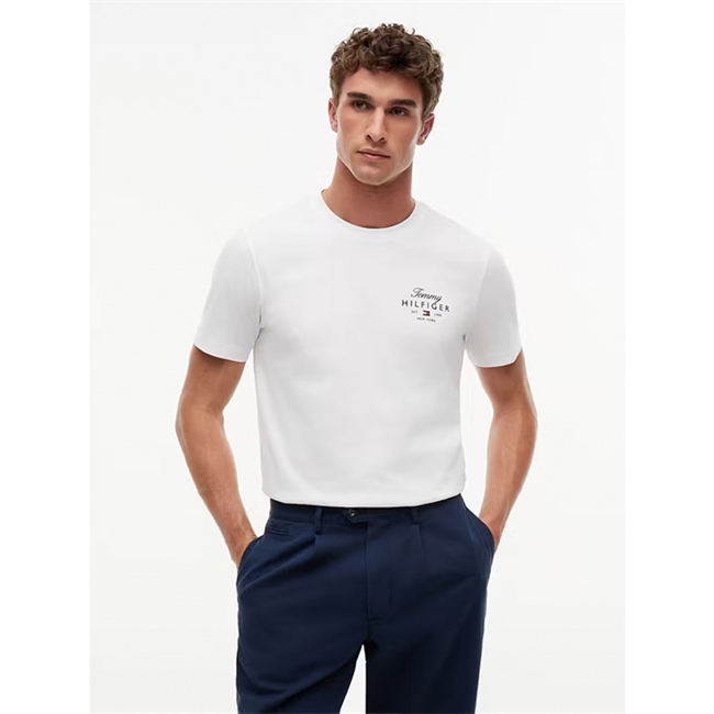 Klassisk hvid t-shirt med logo fra Tommy Hilfiger