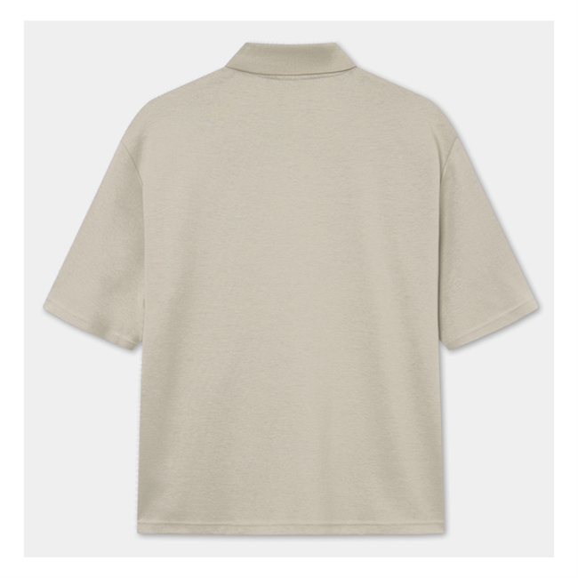 Beige bowler polo med logo på brystet fra Bareen