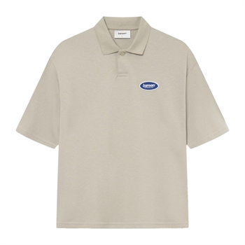 Beige bowler polo med logo på brystet fra Bareen