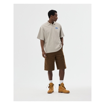 Beige bowler polo med logo på brystet fra Bareen