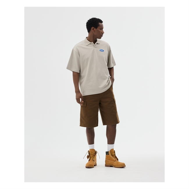 Beige bowler polo med logo på brystet fra Bareen