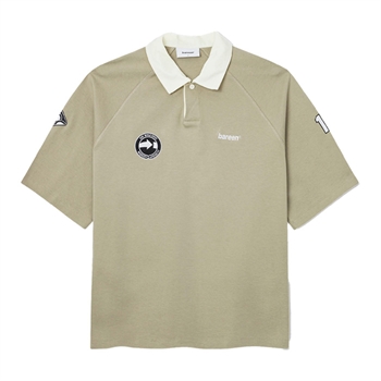 Stilren sand farvet polo med broderet logo på brystet fra Bareen