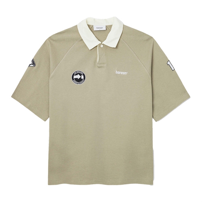 Stilren sand farvet polo med broderet logo på brystet fra Bareen