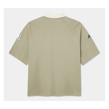 Stilren sand farvet polo med broderet logo på brystet fra Bareen