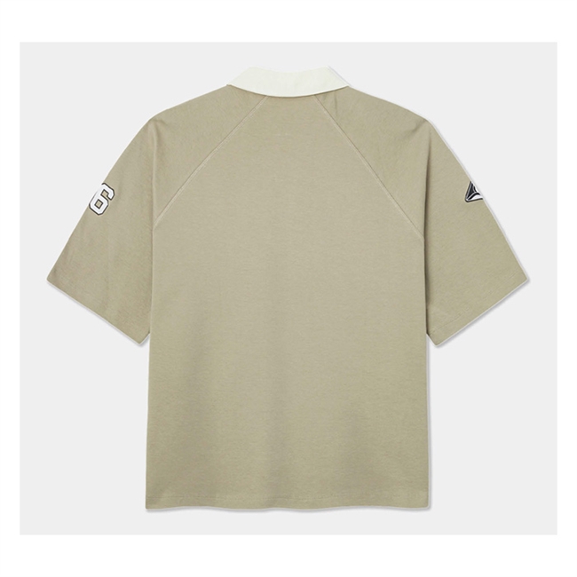 Stilren sand farvet polo med broderet logo på brystet fra Bareen