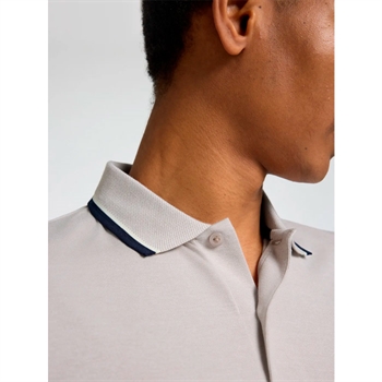 Flot sports polo i sand farve fra Selected