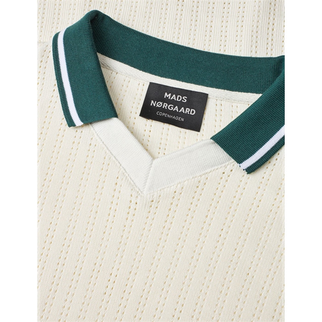 Moderne V-hals polo i råhvid fra Mads Nørgaard