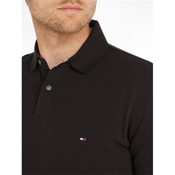 Sort Basis Polo med broderet logo fra Tommy Hilfiger.