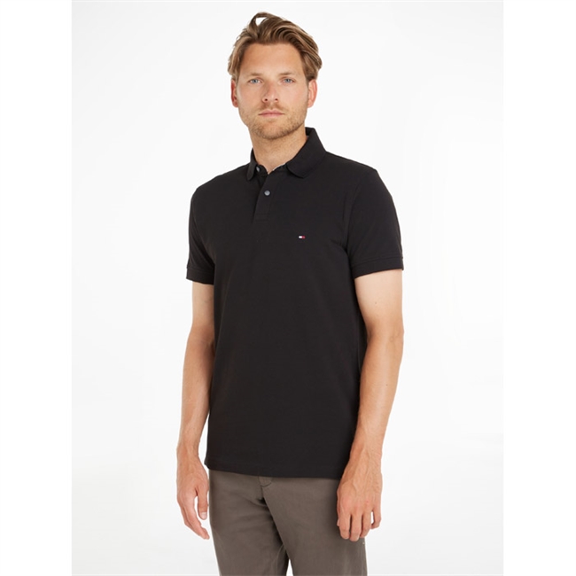 Sort Basis Polo med broderet logo fra Tommy Hilfiger.