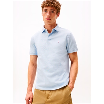 Flot lyseblå regular fit polo med broderet logo fra Tommy Hilfiger