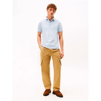 Flot lyseblå regular fit polo med broderet logo fra Tommy Hilfiger