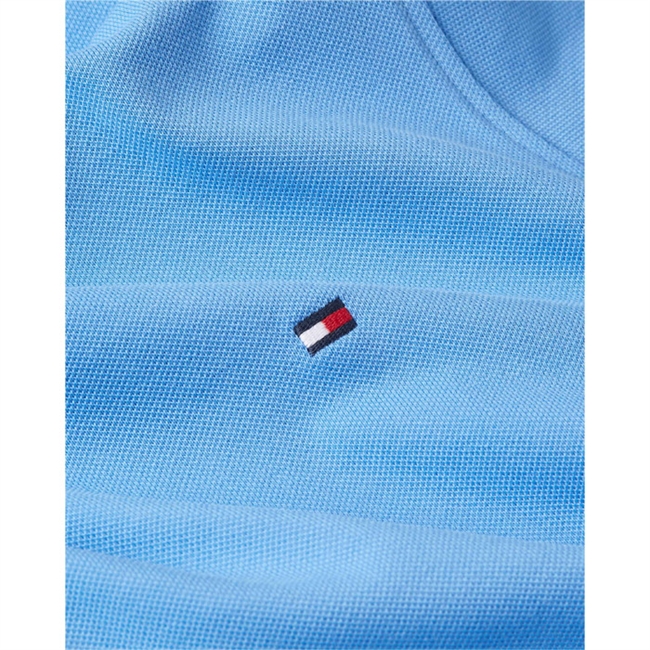 Klassisk lyseblå polo fra Tommy Hilfiger med lille broderet logo.