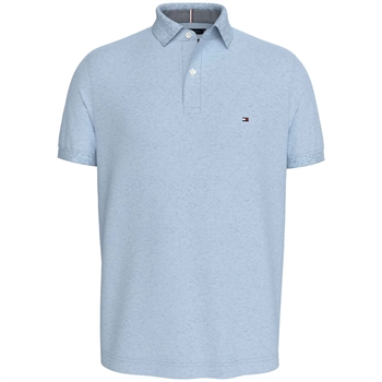 Lækker lyseblå polo i regular fit fra Tommy Hilfiger.