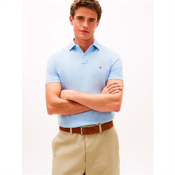Moderne mellemblå polo fra Tommy Hilfiger