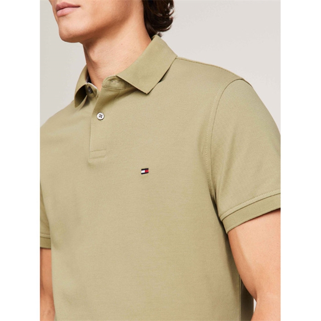 Basis Polo med broderet logo i flot Army grøn fra Tommy Hilfiger.