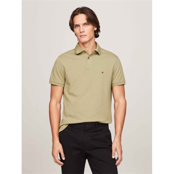 Basis Polo med broderet logo i flot Army grøn fra Tommy Hilfiger.