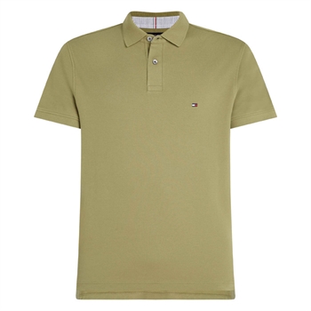 Basis Polo med broderet logo i flot Army grøn fra Tommy Hilfiger.