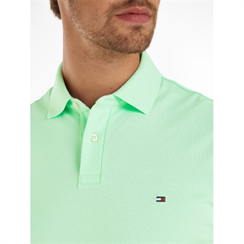 Smart og Sommerlig Polo med broderet logo fra Tommy Hilfiger.