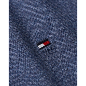 Denim blå polo fra Tommy Hilfiger med lille logo på brystet.
