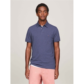 Denim blå polo fra Tommy Hilfiger med lille logo på brystet.