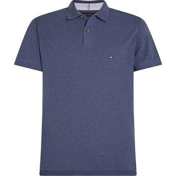Denim blå polo fra Tommy Hilfiger med lille logo på brystet.