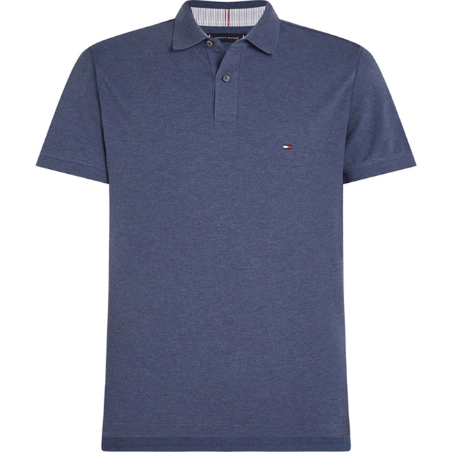 Denim blå polo fra Tommy Hilfiger med lille logo på brystet.