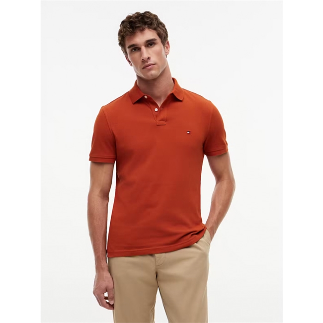 Moderne og stilren polo i orange fra Tommy Hilfiger