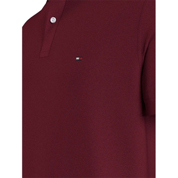 Rød Basis Polo med broderet logo fra Tommy Hilfiger.