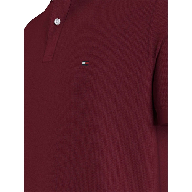 Rød Basis Polo med broderet logo fra Tommy Hilfiger.