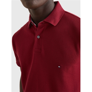 Rød Basis Polo med broderet logo fra Tommy Hilfiger.