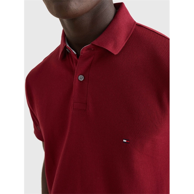 Rød Basis Polo med broderet logo fra Tommy Hilfiger.