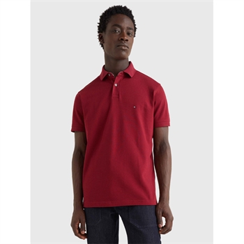 Rød Basis Polo med broderet logo fra Tommy Hilfiger.