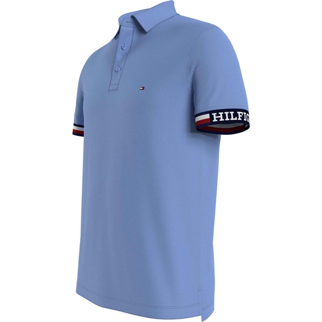 Smart lyseblå slimfit polo fra Tommy Hilfiger.