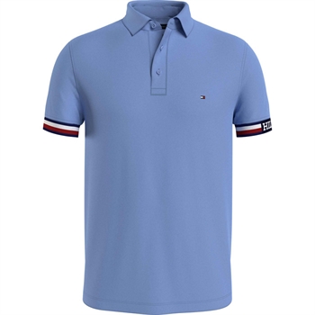 Smart lyseblå slimfit polo fra Tommy Hilfiger.