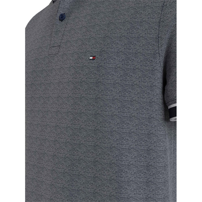 Blå Polo fra Tommy Hilfiger med kontrast og striber på ærme og krave.