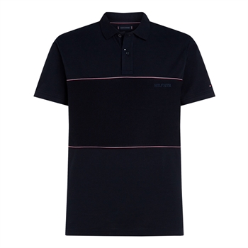 Elegant navy polo fra Tommy Hilfiger, prydet med signatur farvede striber og logo