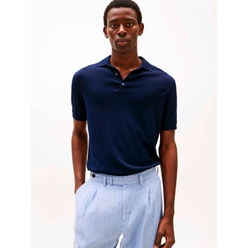 Stilren mørkeblå polo fra Tommy Hilfiger.