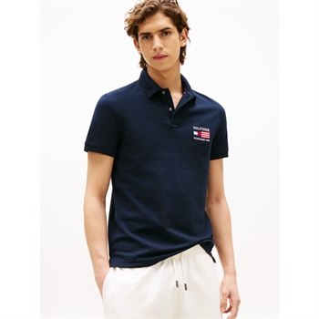 Stilrent og moderne navy polo fra Tommy Hilfiger med logo