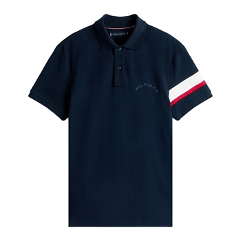 Moderne navy sports polo fra Tommy Hilfiger med brandets ikoniske striber ved venstre ærme