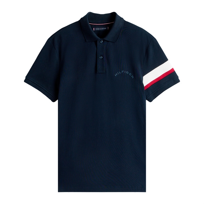 Moderne navy sports polo fra Tommy Hilfiger med brandets ikoniske striber ved venstre ærme
