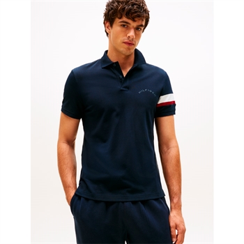Moderne navy sports polo fra Tommy Hilfiger med brandets ikoniske striber ved venstre ærme