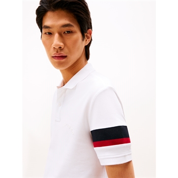 Moderne hvid sports polo fra Tommy Hilfiger med brandets ikoniske striber ved venstre ærme
