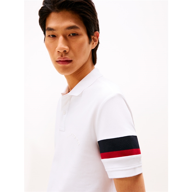 Moderne hvid sports polo fra Tommy Hilfiger med brandets ikoniske striber ved venstre ærme